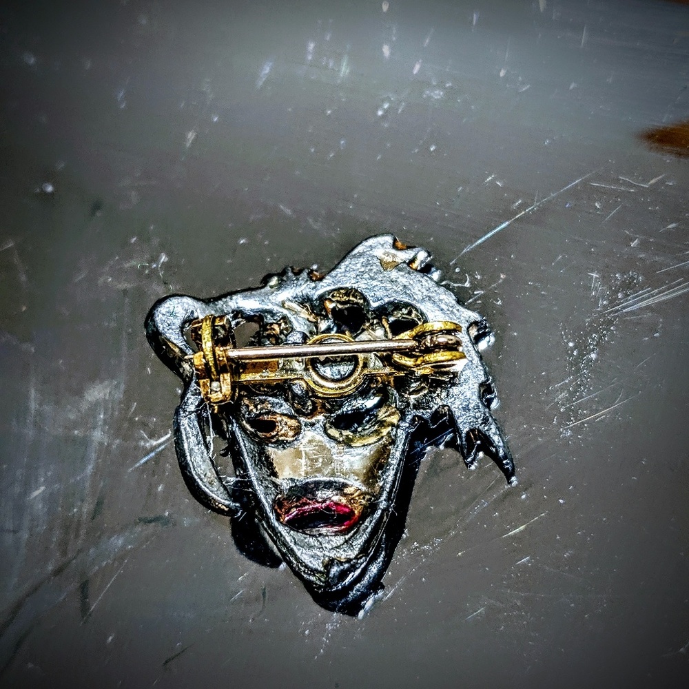 Mask Brooch - Picture 2 of 3
